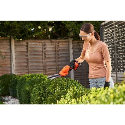 11. Nożyce do żywopłotu akumulatorowe 18V, 20cm BCSS18D1-QW BLACK+DECKER