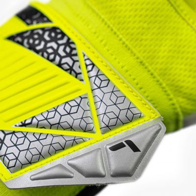 7. Rękawice bramkarskie Reusch Attrakt Grip M 5570815 2014