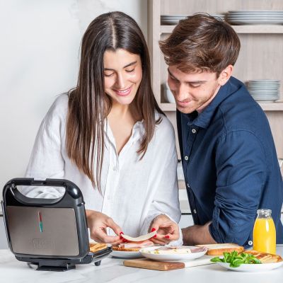 8. Opiekacz do kanapek Black+Decker BXSA753E