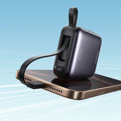 8. Powerbank Joyroom JR-PBF27 10000mAh 22.5W z wbudowanymi kablami USB-C i Lightning - czarny