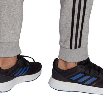 6. Spodnie adidas Essentials Fleece M GK8824