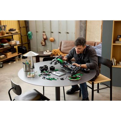 9. LEGO Technic 42240 - Bolid F1 Aston Martin Aramco AMR25