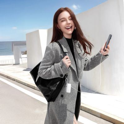 3. Powerbank Joyroom JR-PR2L 10000mAh 35W z wbudowanym zwijanym kablem USB-C i kablem-smyczą Lightning - biały