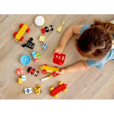 6. LEGO DUPLO 10941 Urodzinowy pociąg myszek Miki i Minnie