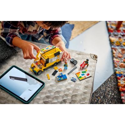 22. LEGO City 60500 Ciężarówka LEGO