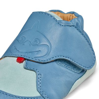 8. Buty do raczkowania ze skóry Affenzahn Crawly Shark (01257-30211)