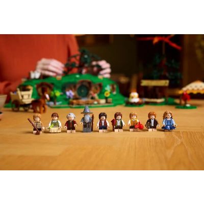 15. LEGO Icons 10354 - Władca Pierścieni: Shire