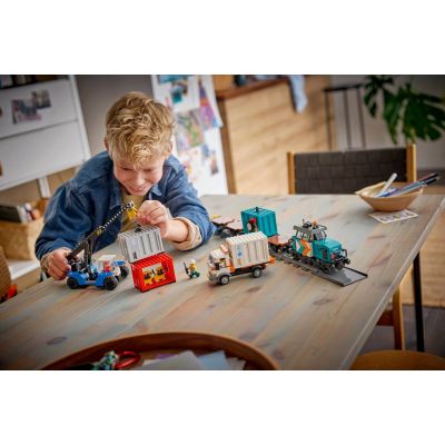 10. LEGO City 60509 - Portowy pociąg towarowy, dźwig i ciężarówka