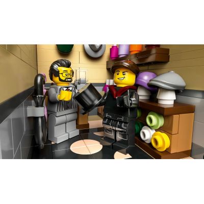 8. LEGO Icons 10350 - Dom w stylu angielskim