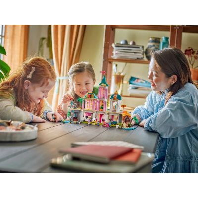9. LEGO Disney Princess 43267 Zamek księżniczek i królewskie zwierzaki