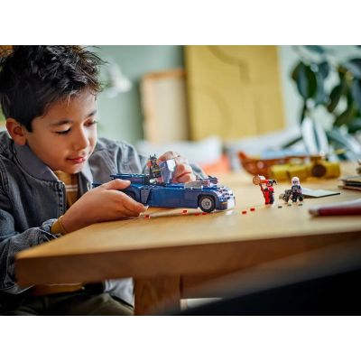 8. LEGO Super Heroes 76274 Batman z batmobilem kontra Harley Quinn i Mr. Freeze