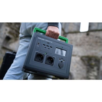 Przenośna elektrownia APC OffGrid 730, 738 Wh litowo-jonowa, LCD, 2 gniazda CEE 7/3 Schuko, Sinewave, 3 USB-A, 2 USB-C, Ładowarka bezprzewodowa