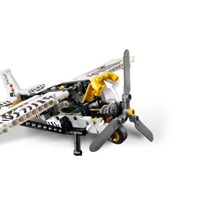 4. LEGO Technic 42198 Samolot transportowy
