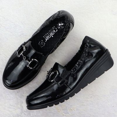 4. Skórzane półbuty damskie lakierowane na koturnie czarne Rieker L5352-00