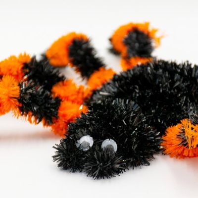 8. FIGURKA DEKORACYJNA PAJĄK HALLOWEEN POMARAŃCZOWY