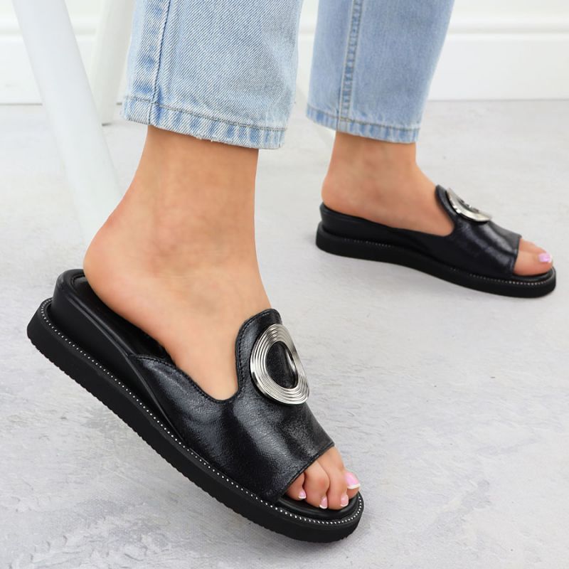 10. Klapki damskie na niskim koturnie czarne M.Daszyński