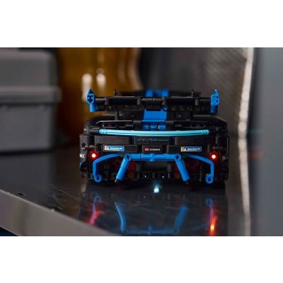 11. LEGO Technic 42176 Samochód wyścigowy Porsche GT4 e-Performance