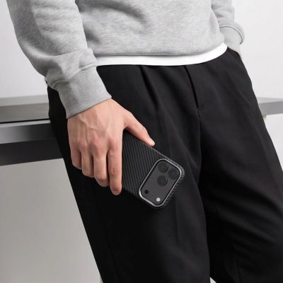 6. Etui Tech-Protect Ion Carbon MagSafe na iPhone 18 Pro Max / 17 Pro Max - czarno-srebrne