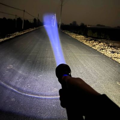 8. Latarka taktyczna Wozinsky WLT-20W 20 W 2000 lm diody CREE IP65 z regulacją wiązki - czarna