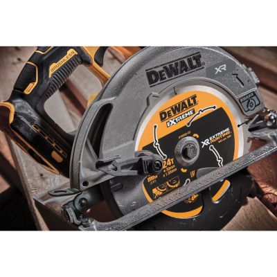 11. DeWALT DCS573NT-XJ przenośna pilarka tarczowa