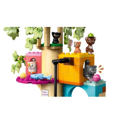 5. LEGO Friends 42666 Kocie przyjęcie urodzinowe i domek na drzewie