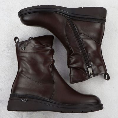 4. Botki damskie na koturnie brązowe Vinceza 26-58557