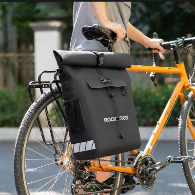 7. Sakwa rowerowa Rockbros z funkcją plecaka, wodoodporna, z zaczepem na kask 18l - czarna
