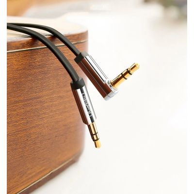 3. Ugreen płaski kątowy kabel przewód audio AUX 3,5 mm mini jack 0,5 m czarny (AV119 10596)