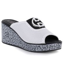 Skórzane klapki damskie na koturnie białe S.Barski 7012