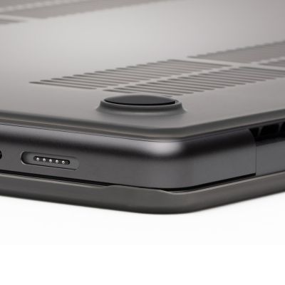 6. ZAGG Hardshell - obudowa ochronna do MacBook Air 13" M2 (2022) / M3 (2024) / M4 (2025) (smoke)