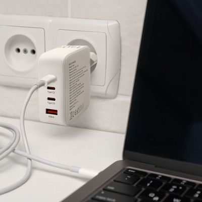 4. Qoltec Ładowarka sieciowa 140W GaN  | 5-20V | 2.5-5A | 3 x USB-C PD | 1 x USB QC 3.0 | Biała