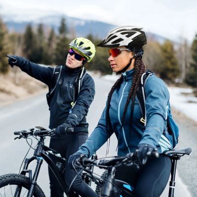 12. Kask rowerowy MTB Wozinsky z odpinanym daszkiem i tylną lampką USB 57-62 cm - czarno-biały