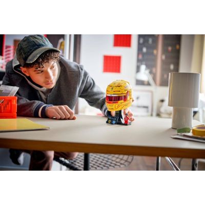 9. LEGO Editions 43022 - Kask Lewis Hamilton Scuderia Ferrari HP