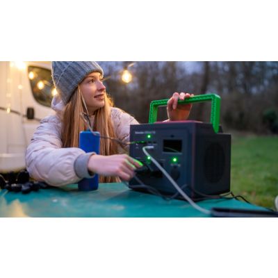 14. Przenośna elektrownia APC OffGrid 730, 738 Wh litowo-jonowa, LCD, 2 gniazda CEE 7/3 Schuko, Sinewave, 3 USB-A, 2 USB-C, Ładowarka bezprzewodowa