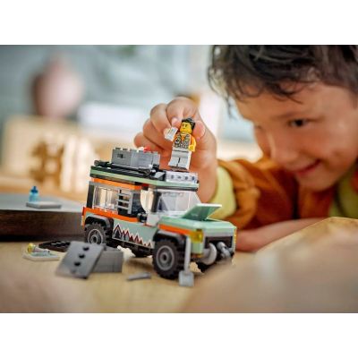 9. LEGO CITY 60447 Górska ciężarówka terenowa 4x4