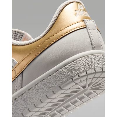 8. Buty damskie  NIKE WMNS AIR JORDAN SKYLINE LOW LE (IQ6586-100)