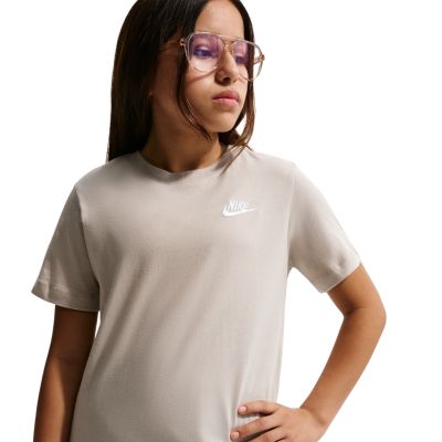 4. Koszulka dla dzieci Nike Sportswear beżowa FZ5177 236