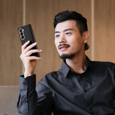 4. Etui Dux Ducis Brill na Samsung Galaxy Z Fold7 z zamknięciem magnetycznym - czarne