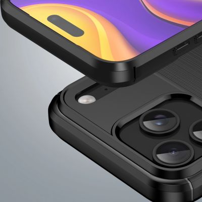 5. Etui Carbon Case na iPhone 17 Pro Max - czarne