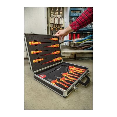 2. Zestaw szczypiec i wkrętaków 1000V, 7 szt.