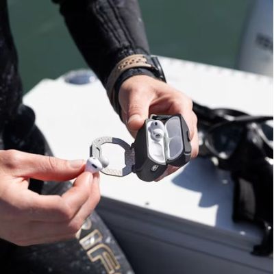 11. UAG Monarch - obudowa ochronna do AirPods Pro 3 (olive/silver)