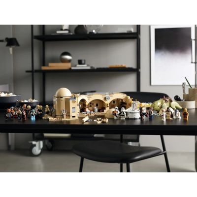 25. LEGO Star Wars 75290 Kantyna Mos Eisley