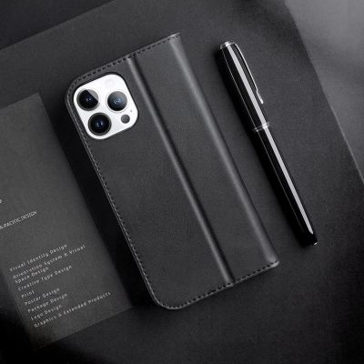 12. Dux Ducis Hivo skórzane etui z klapką pokrowiec ze skóry naturalnej portfel na karty i dokumenty iPhone 14 Pro brązowy