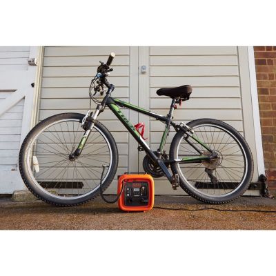 2. Kompresor powietrza do samochodu BLACK+DECKER Automotive ASI400-XJ