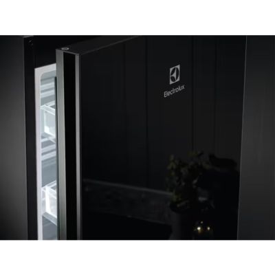 15. Chłodziarko-zamrażarka ELECTROLUX LNT7ME36K2