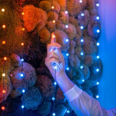 2. Twinkly Candies – 100 Lampki w kształcie pereł RGB LEDs, zielony przewód, USB-C