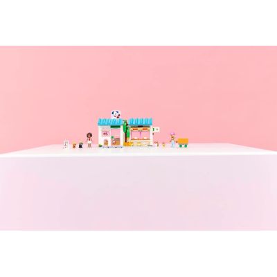 7. LEGO Friends 42677 Piekarnia z przysmakami dla psów