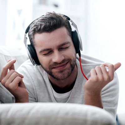 14. Baseus Yiven M30 kabel audio stereo AUX 3,5 mm męski mini jack 1,5m srebrno-czarny (CAM30-CS1)