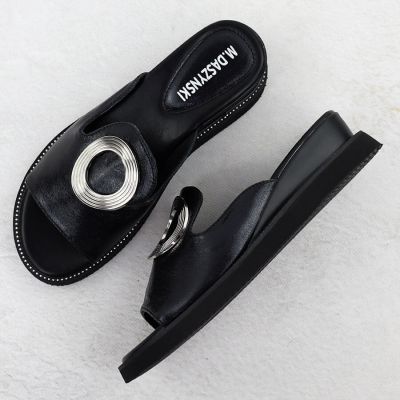 3. Klapki damskie na niskim koturnie czarne M.Daszyński