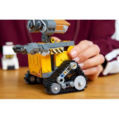 28. LEGO Disney Pixar 43279 WALL-E i EWA